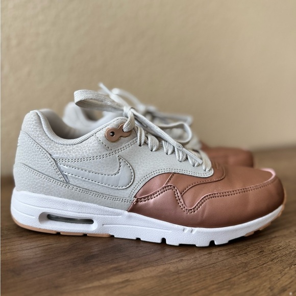 Nike | Women’s Air Max 1 Ultra SE in Light Bone / Rose Gold Metallic - Size 6 - Picture 1 of 7